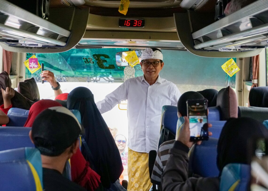 Bupati Badung I Wayan Adi Arnawa saat melepas para pemudik. -BALITOPIK.COM