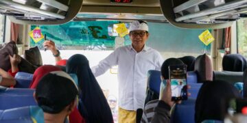 Bupati Badung I Wayan Adi Arnawa saat melepas para pemudik. -BALITOPIK.COM