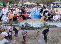Warga Komunitas Bungawaru Alor di Bali saat aksi bersih pantai Kuta dan Legian. -BALITOPIK.COM