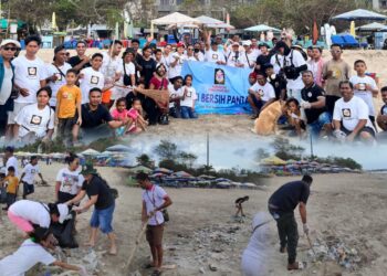 Warga Komunitas Bungawaru Alor di Bali saat aksi bersih pantai Kuta dan Legian. -BALITOPIK.COM