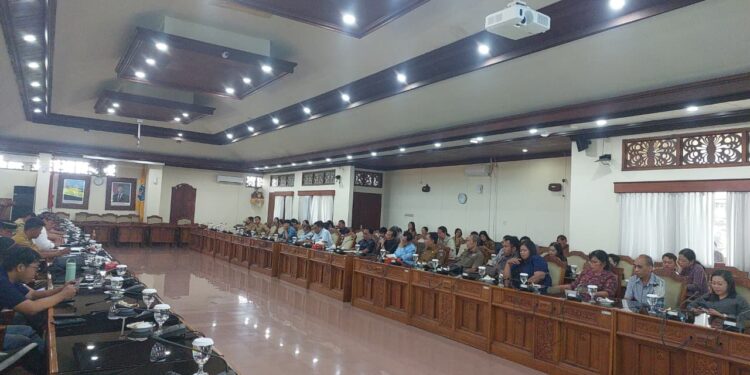 Suasana kunjungan kerja Kesekretariatan DPRD Buleleng ke DPDR Provinsi Bali. -BALITOPIK.COM