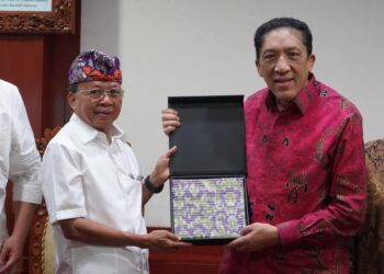 Gubernur Bali Wayan Koster saat menerima audiensi Sekretaris Jenderal Kementerian Kebudayaan, Bambang Wibawarta, di Ruang Tamu Kantor Gubernur Bali, Renon, Denpasar. BALITOPIK.COM