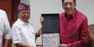Gubernur Bali Wayan Koster saat menerima audiensi Sekretaris Jenderal Kementerian Kebudayaan, Bambang Wibawarta, di Ruang Tamu Kantor Gubernur Bali, Renon, Denpasar. BALITOPIK.COM