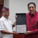 Gubernur Bali Wayan Koster saat menerima audiensi Sekretaris Jenderal Kementerian Kebudayaan, Bambang Wibawarta, di Ruang Tamu Kantor Gubernur Bali, Renon, Denpasar. BALITOPIK.COM