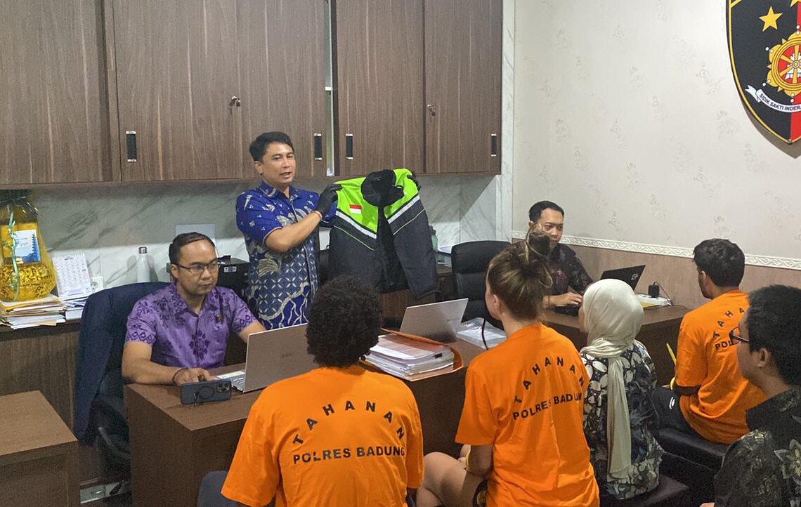 Para pelaku WNA yang membuat konten dewasa di Villa kawasan Pererenan saat diperiksa Mapolres Badung. -IST/BALITOPIK.COM