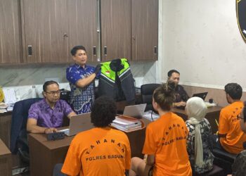 Para pelaku WNA yang membuat konten dewasa di Villa kawasan Pererenan saat diperiksa Mapolres Badung. -IST/BALITOPIK.COM