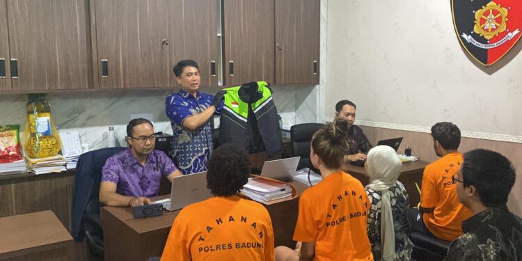 Para pelaku WNA yang membuat konten dewasa di Villa kawasan Pererenan saat diperiksa Mapolres Badung. -IST/BALITOPIK.COM