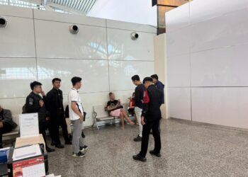 Petugas Imigrasi amankan para pembuat video pornografi di Bandara Ngurah Rai. -IST/BALITOPIK.COM