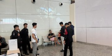 Petugas Imigrasi amankan para pembuat video pornografi di Bandara Ngurah Rai. -IST/BALITOPIK.COM