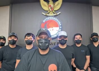 Tim Direktorat Tindak Pidana Narkoba Bareskrim Polri yang melakukan penggrebekan. -IST/BALITOPIK.COM