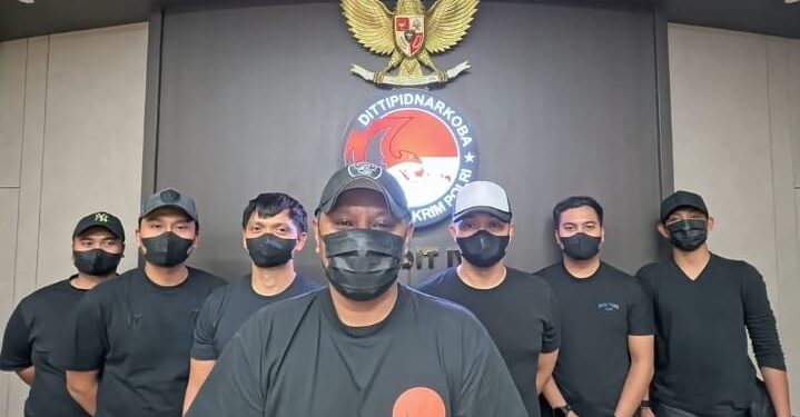 Tim Direktorat Tindak Pidana Narkoba Bareskrim Polri yang melakukan penggrebekan. -IST/BALITOPIK.COM