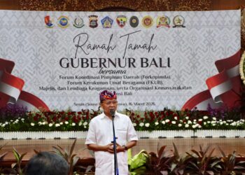 Gubernur Bali Wayan Koster memberikan sambutan saat kumpul bersama Forkopimda, Majelis Agama, FKUB dan Ormas. -BALITOPIK.COM