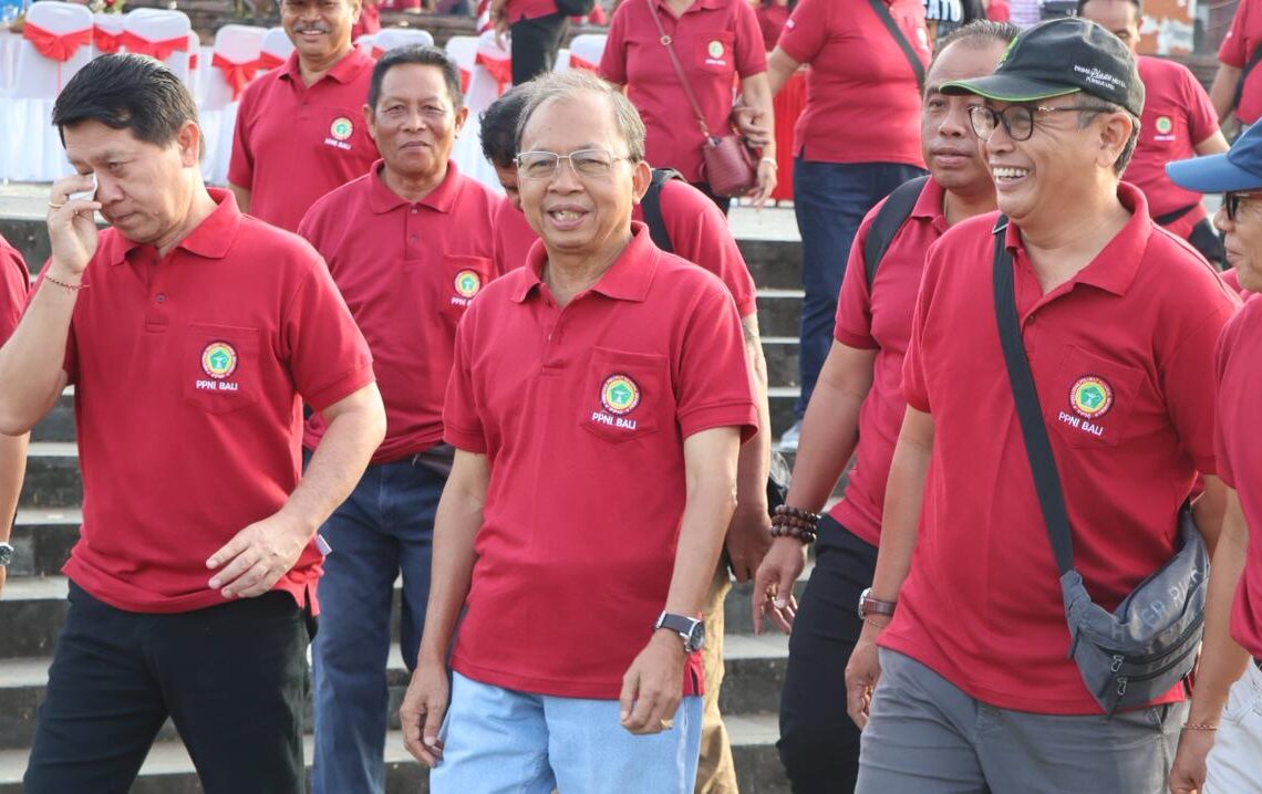 Gubernur Bali Wayan Koster saat mengadiri melepas acara jalan sehat dalam rangka HUT Persatuan Perawat Nasional Indonesia (PPNI) ke-52. -IST/BALITOPIK.COM
