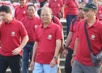 Gubernur Bali Wayan Koster saat mengadiri melepas acara jalan sehat dalam rangka HUT Persatuan Perawat Nasional Indonesia (PPNI) ke-52. -IST/BALITOPIK.COM