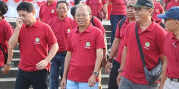 Gubernur Bali Wayan Koster saat mengadiri melepas acara jalan sehat dalam rangka HUT Persatuan Perawat Nasional Indonesia (PPNI) ke-52. -IST/BALITOPIK.COM