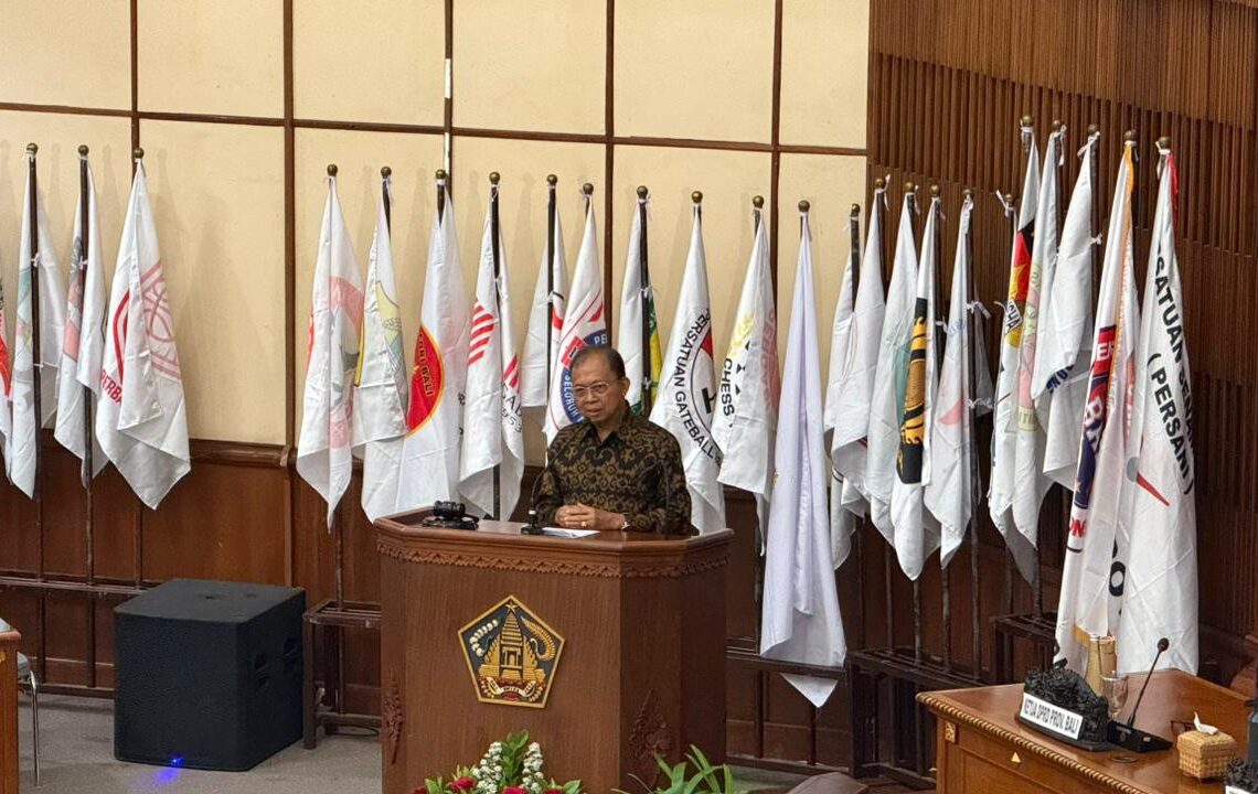 Gubernur Bali Wayan Koster saat membuka Musorprov KONI Bali. -BALITOPIK.COM