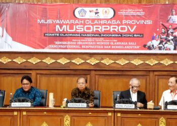 Gubernur Bali Wayan Koster (tengah) saat Musorprov KONI Bali di Denpasar. -BALITOPIK.COM