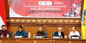 Gubernur Bali Wayan Koster (tengah) saat Musorprov KONI Bali di Denpasar. -BALITOPIK.COM