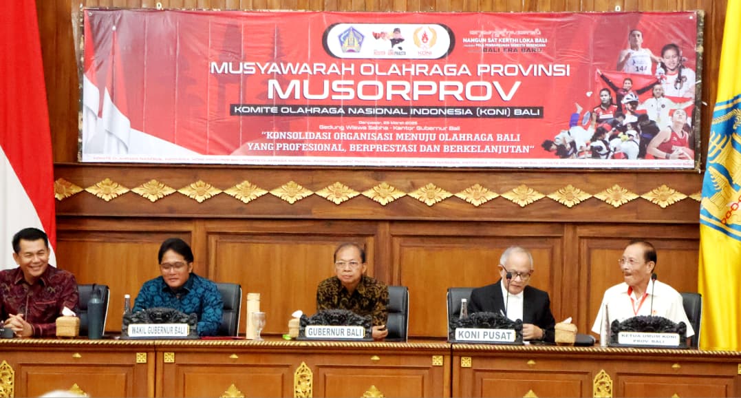 Gubernur Bali Wayan Koster (tengah) saat Musorprov KONI Bali di Denpasar. -BALITOPIK.COM