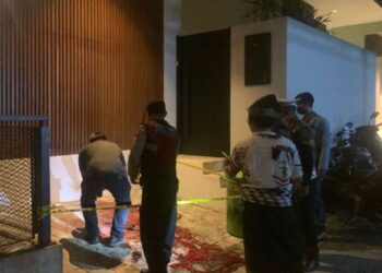 Polisi saat membuat garis polisi di lokasi kejadian. -IST/BALITOPI.COM