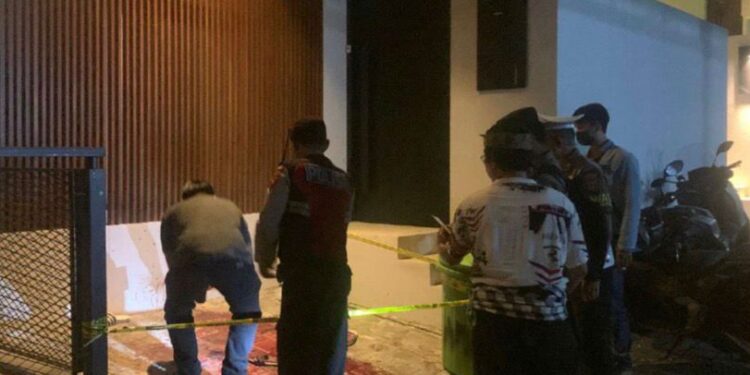 Polisi saat membuat garis polisi di lokasi kejadian. -IST/BALITOPI.COM