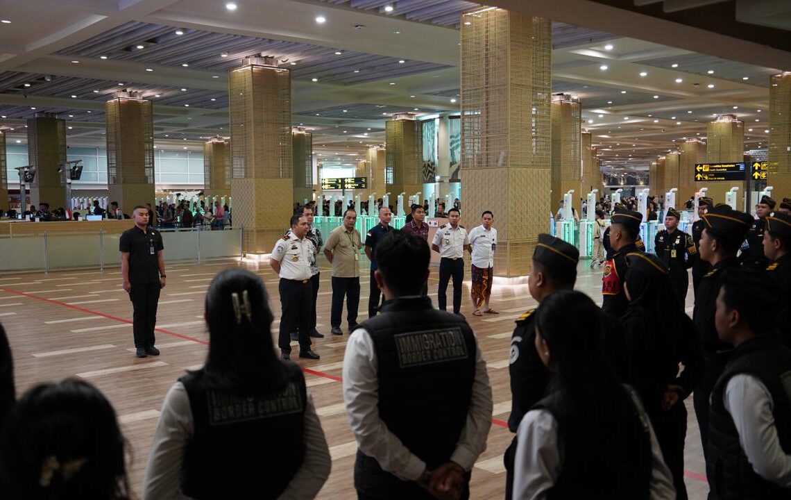 Kepala Kantor Imigrasi Ngurah Rai, Bugie Kurniawan saat gelar apel. -IST/BALITOPIK.COM