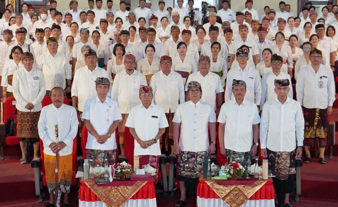 Gubernur Bali Wayan Koster dan Wakil Gubernur I Nyoman Giri Prasta saat briefing pejabat Pemprov Bali. -IST/BALITOPIK.COM