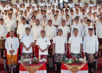 Gubernur Bali Wayan Koster dan Wakil Gubernur I Nyoman Giri Prasta saat briefing pejabat Pemprov Bali. -IST/BALITOPIK.COM