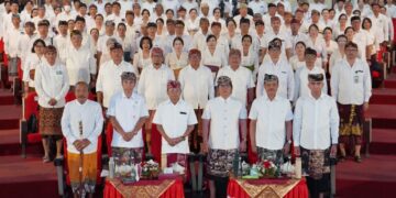 Gubernur Bali Wayan Koster dan Wakil Gubernur I Nyoman Giri Prasta saat briefing pejabat Pemprov Bali. -IST/BALITOPIK.COM