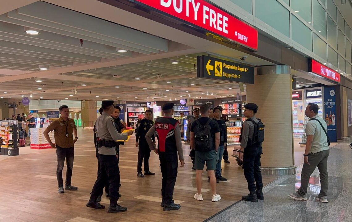 Imigasi Ngurah Rai dan pihak kepolisian saat amankan SL saat tiba di Bandara I Gusti Ngurah Rai. -IST/BALITOPIK.COM