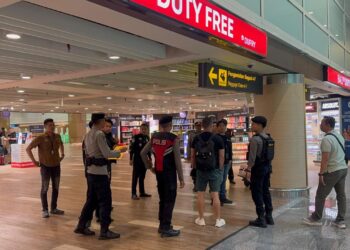 Imigasi Ngurah Rai dan pihak kepolisian saat amankan SL saat tiba di Bandara I Gusti Ngurah Rai. -IST/BALITOPIK.COM