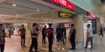 Imigasi Ngurah Rai dan pihak kepolisian saat amankan SL saat tiba di Bandara I Gusti Ngurah Rai. -IST/BALITOPIK.COM