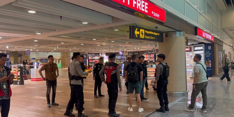 Imigasi Ngurah Rai dan pihak kepolisian saat amankan SL saat tiba di Bandara I Gusti Ngurah Rai. -IST/BALITOPIK.COM