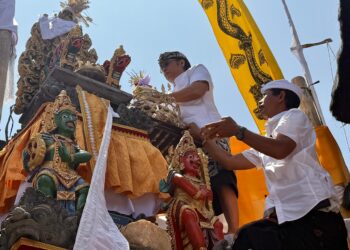 Wakil Gubernur Bali, I Nyoman Giri Prasta, menghadiri rangkaian Upacara Mecaru, Mendem Pedagingan, lan Melaspas Sanggah Gede Kubon Tubuh Kuthawaringin, Desa Adat Guliang Kangin, Bangli. -IST/BALITOPIK.COM