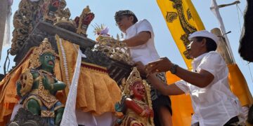 Wakil Gubernur Bali, I Nyoman Giri Prasta, menghadiri rangkaian Upacara Mecaru, Mendem Pedagingan, lan Melaspas Sanggah Gede Kubon Tubuh Kuthawaringin, Desa Adat Guliang Kangin, Bangli. -IST/BALITOPIK.COM