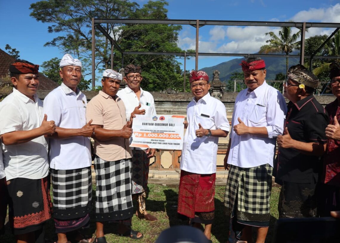Gubernur Bali Wayan Koster saat menyerahkan dana secara simbolis untuk perbaikan 4 Pura di Tabanan. -IST/BALITOPIK.COM