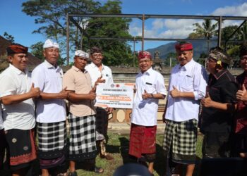 Gubernur Bali Wayan Koster saat menyerahkan dana secara simbolis untuk perbaikan 4 Pura di Tabanan. -IST/BALITOPIK.COM