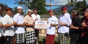 Gubernur Bali Wayan Koster saat menyerahkan dana secara simbolis untuk perbaikan 4 Pura di Tabanan. -IST/BALITOPIK.COM