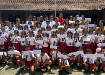 Gubernur Bali Wayan Koster saat memberi santunan untuk 66 siswa SD N 5 Banjar yang terdampak banjir. -IST/BALITOPIK.COM