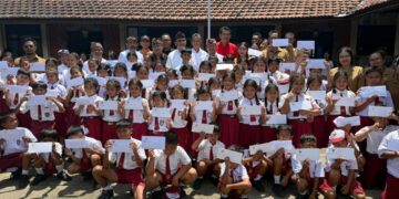 Gubernur Bali Wayan Koster saat memberi santunan untuk 66 siswa SD N 5 Banjar yang terdampak banjir. -IST/BALITOPIK.COM