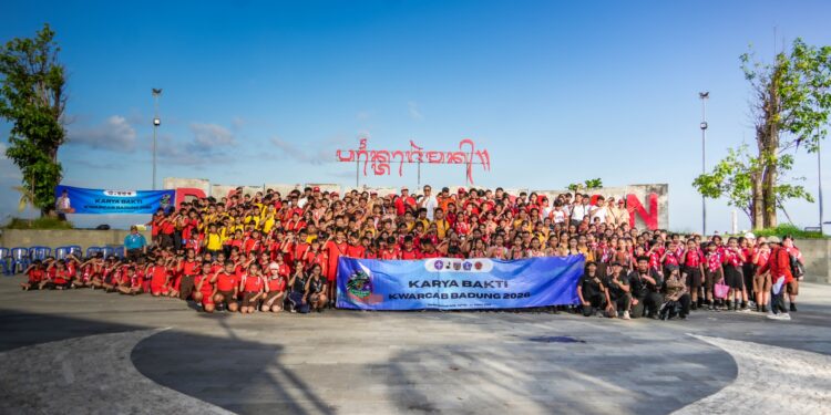 Foto bersama Pramuka Kwartir Cabang (Kwarcab) Badung usai aksi bersih pantai Jerman. -IST/BALITOPIK.COM