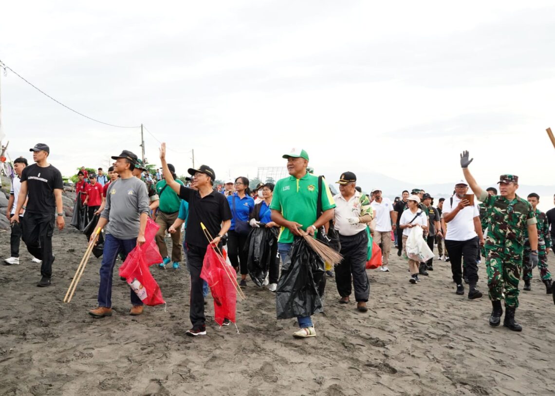 Gubernur Bali Wayan Koster saat pimpin aksi bersih-bersih sampah. -IST/Balitopik.com