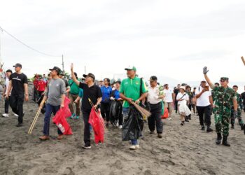 Gubernur Bali Wayan Koster saat pimpin aksi bersih-bersih sampah. -IST/Balitopik.com