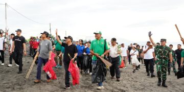 Gubernur Bali Wayan Koster saat pimpin aksi bersih-bersih sampah. -IST/Balitopik.com