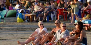 Sejumlah turis sedang bersantai di salah satu pantai di Bali. -IST/BALITOPIK.COM