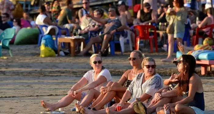 Sejumlah turis sedang bersantai di salah satu pantai di Bali. -IST/BALITOPIK.COM