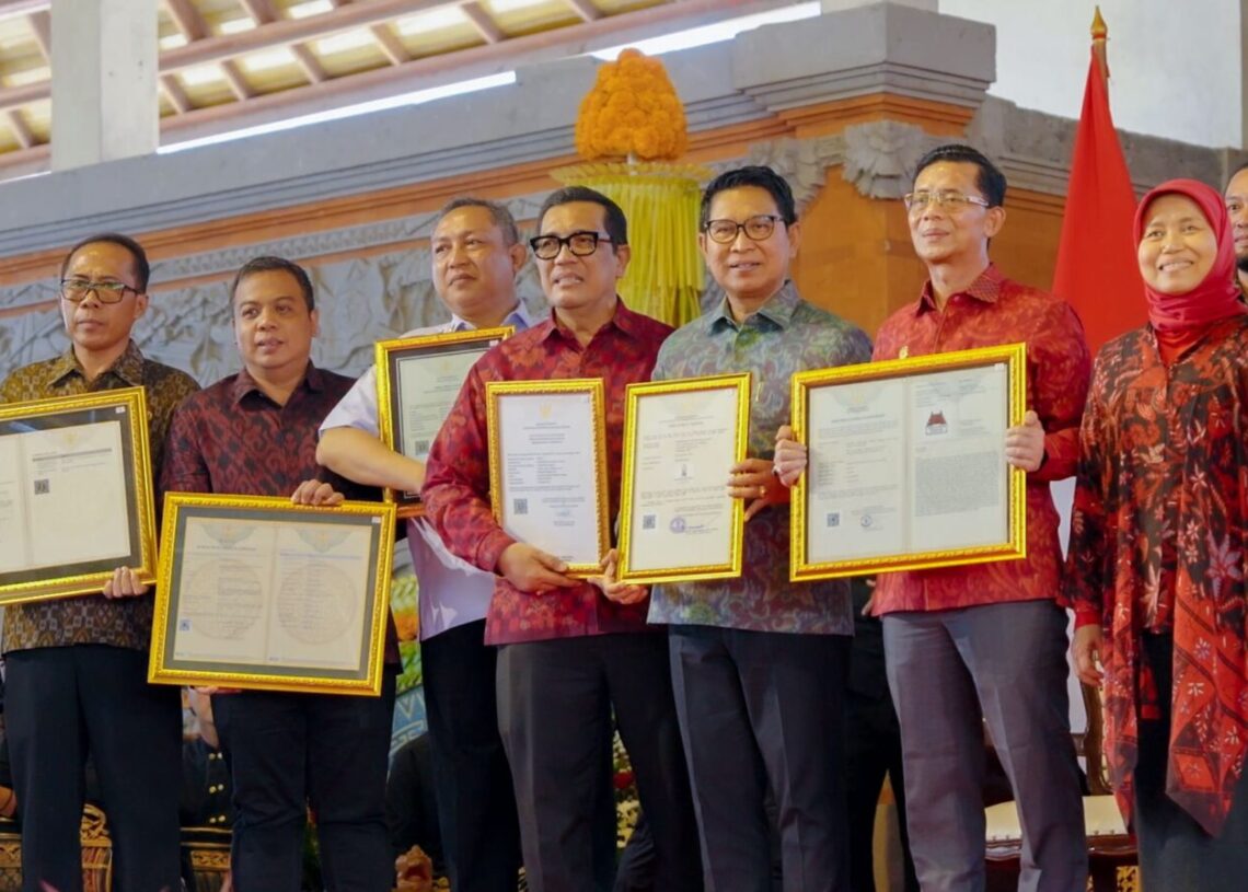 Bupati Badung I Wayan Adi Arnawa menghadiri penyerahan sertifikat HKI Provinsi Bali 2026 di Klungkung bersama sejumlah pejabat dan pelaku UMKM. -IST/BALITOPIK.COM