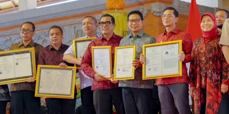 Bupati Badung I Wayan Adi Arnawa menghadiri penyerahan sertifikat HKI Provinsi Bali 2026 di Klungkung bersama sejumlah pejabat dan pelaku UMKM. -IST/BALITOPIK.COM