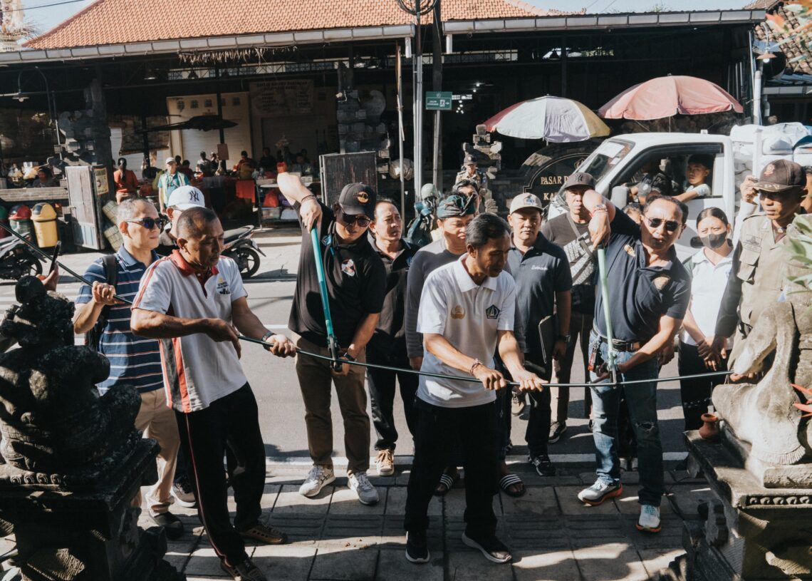 Dinas Pekerjaan Umum dan Penataan Ruang (PUPR) Badung saat merapikan utilitas di Desa Darmasaba, Kecamatan Abiansemal. -IST/BALITOPIK.COM