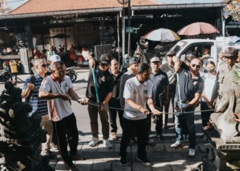 Dinas Pekerjaan Umum dan Penataan Ruang (PUPR) Badung saat merapikan utilitas di Desa Darmasaba, Kecamatan Abiansemal. -IST/BALITOPIK.COM